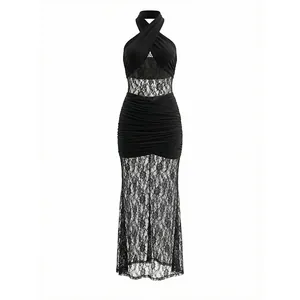 Vista detallada de un vestido largo negro con cuello halter, encaje y cintura fruncida