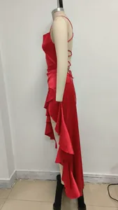 Vista lateral de elegante vestido de noche rojo sin espalda con volantes
