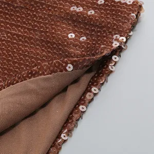 Makro-Detailansicht des dunkelbraunen Paillettenstoffs mit weichem Futterdetail