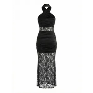 Vista trasera de vestido largo halter negro con paneles de encaje y diseño fruncido