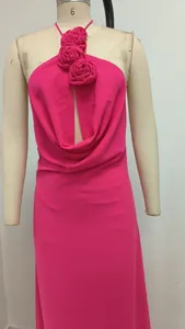 Detalle de vestido halter rosa con decoraciones florales 3D en un maniquí