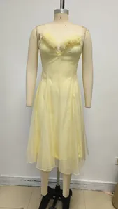 Elegante vestido de hada amarillo pálido de estilo francés con detalles de volantes en un maniquí