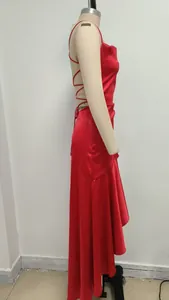 Detalle de un vestido rojo de satén con espalda descubierta y dobladillo con volantes.