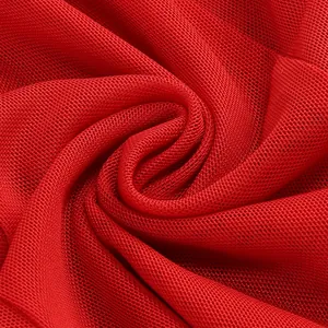 Primo piano dettagliato del tessuto a rete rosso vivace per un abito estivo elegante