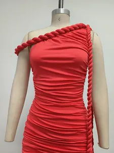 Detalle de la gruesa cuerda trenzada y el tejido fruncido de este sexy vestido asimétrico.