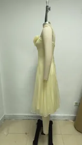 Elegante vestido de hada amarillo estilo francés con detalle floral para playa vacacional