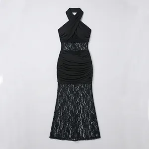 Vista detallada de un vestido maxi negro con cuello halter, encaje y diseño fruncido.