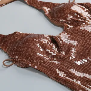 Nahaufnahme der schimmernden dunkelbraunen Pailletten an einem eleganten Halterneck-Abendkleid