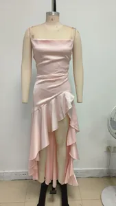 Vista detallada de vestido de satén rosa con dobladillo de volantes irregular y espalda.