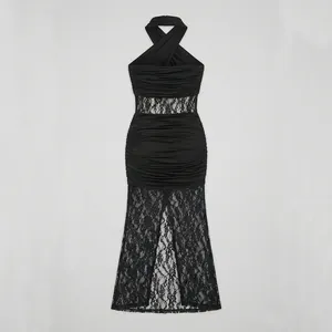 Elegante vestido largo negro tipo halter con corpiño fruncido y detalles de encaje