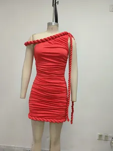 Vista detallada de un vestido ajustado rojo de un solo hombro con ribete de cuerda trenzada 3D