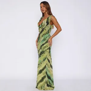 Elegante vestido maxi verde con cuello en V profundo y estampado abstracto para verano