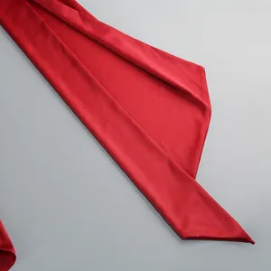 Primer plano detallado de la suave tela de raso rojo del elegante vestido de noche con cuello halter