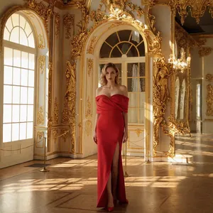 Elegante abito da sera rosso con spalle scoperte e spacco in un ambiente di palazzo di lusso