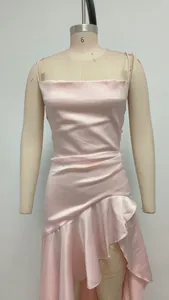 Vista detallada de vestido satinado rosa con tirantes finos y dobladillo asimétrico volante