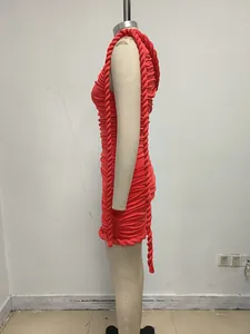 Vista lateral de vestido ajustado rojo sexy con un hombro y detalle de cuerda trenzada