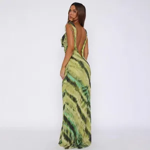 Elegante vestido maxi sin espalda con estampado tie-dye verde y tirantes finos de verano