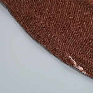 Detailreiche Nahaufnahme von tiefkaffeebraunem Paillettenstoff mit metallischer Textur