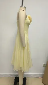 Vista lateral de un vestido de hada amarillo de estilo francés con tirantes en maniquí