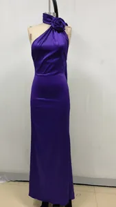 Vista detallada de un vestido de noche largo morado con un detalle de rosa de tela.