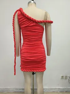 Vista trasera vestido rojo de un hombro con pliegues y detalles únicos de cuerda trenzada