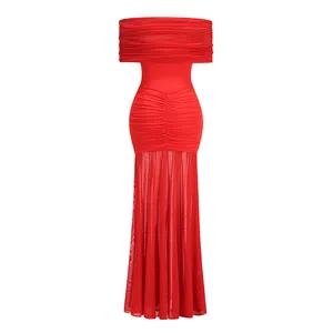 Dettaglio dell'elegante abito lungo estivo francese rosso a spalle scoperte in mesh.