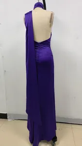 Vista posterior detallada de un lujoso vestido de noche de satén morado con cuello halter