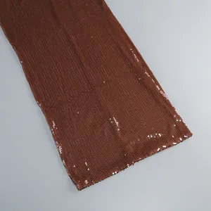 Detailansicht des schimmernden dunkelbraunen Paillettenstoffs für ein rückenfreies Maxikleid.