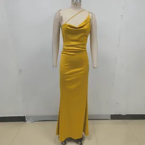 Elegante vestido largo de satén amarillo con espalda descubierta y cuello drapeado para fiestas.