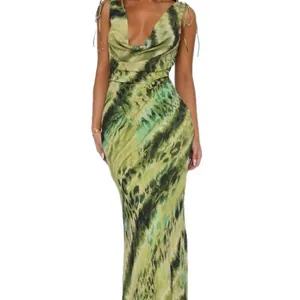 Elegante vestido largo verde estampado con escote en V profundo y espalda descubierta