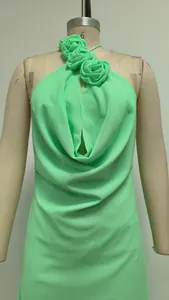 Primer plano del vestido halter verde menta con escote de rosas tridimensionales