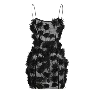 Detalle de mini vestido negro de tirantes con texturas florales 3D en tejido de malla