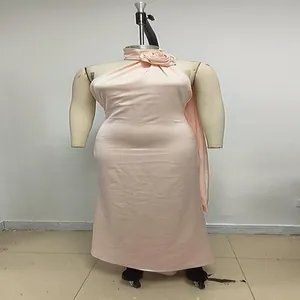 Vista detallada del elegante vestido halter rosa melocotón con un adorno de rosa en 3D