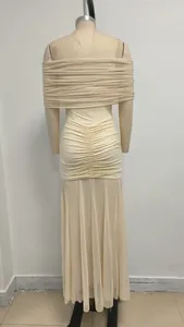 Vista posteriore dettagliata di un elegante abito lungo crema con ruches e tulle