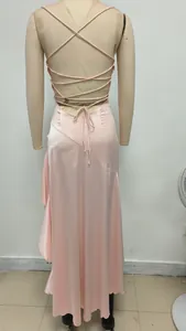 Detalle de un elegante vestido de satén rosa melocotón con espalda abierta y volantes
