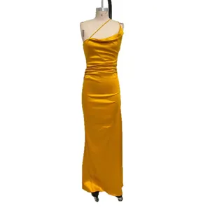Elegante vestido largo de satén plisado amarillo con ajuste ceñito y diseño de un hombro
