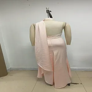 Vista posterior detallada de un elegante vestido de noche rosa con cuello halter en maniquí