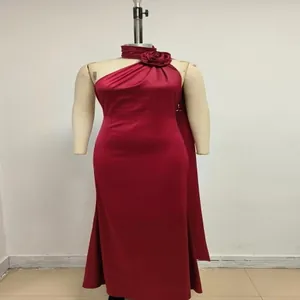 Elegante vestido de noche halter rojo vino con detalle de rosa 3D en el hombro único.