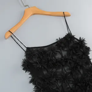 Primer plano de vestido negro con flores 3D, tela de malla transparente y tirantes finos