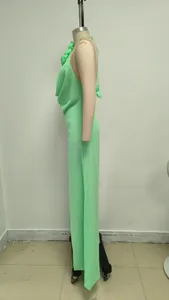 Vista lateral de un vestido halter verde lima con espalda abierta y flores 3D en maniquí
