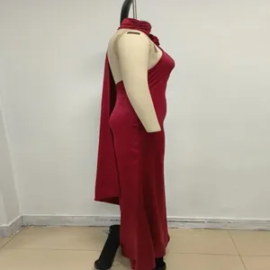 Vista lateral detallada de un elegante vestido de noche largo rojo con cuello halter y pliegues.