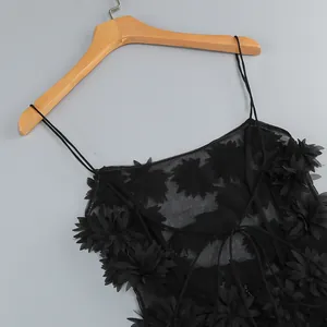Vista detallada de un vestido de verano negro 2024 con elegantes apliques de flores en 3D.