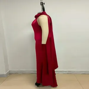 Vista lateral de un elegante vestido de noche rojo con cuello halter en un maniquí