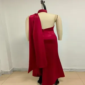 Vista trasera de vestido de noche fucsia con elegante banda al hombro en maniquí