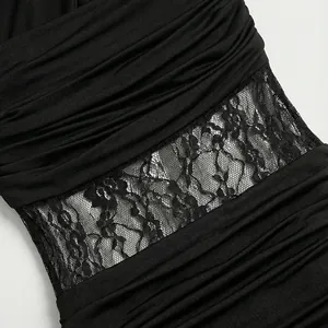 Detalle de encaje floral negro y elegante textura de tela fruncida en un vestido.