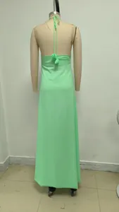 Vista trasera de vestido maxi halter verde menta con detalle floral elegante en la espalda