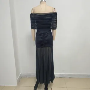 Vista posteriore dettagliata di un elegante abito lungo nero slim in rete senza spalline