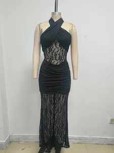 Vista de detalle de vestido largo negro de encaje con cuello halter y fruncido