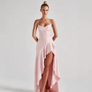 Elegante vestido de noche de satén rosa con espalda abierta, volantes y una abertura sexy