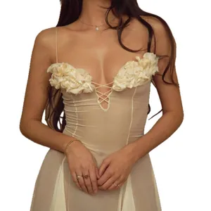 Elegante Franse feeënjurk van beige mesh met 3D-bloemenapplicaties en vetersluiting